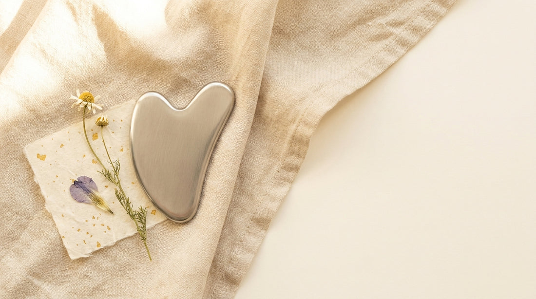Традиционен Gua Sha инструмент върху ленен плат - древна практика за лимфен дренаж