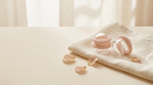 Малка силиконова facial cupping чашка върху ленен плат